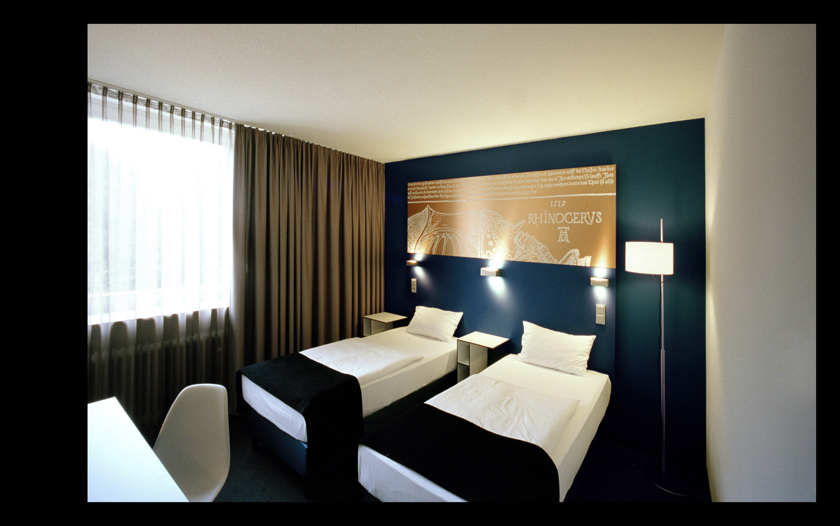 chm 045 room turquoise.jpg